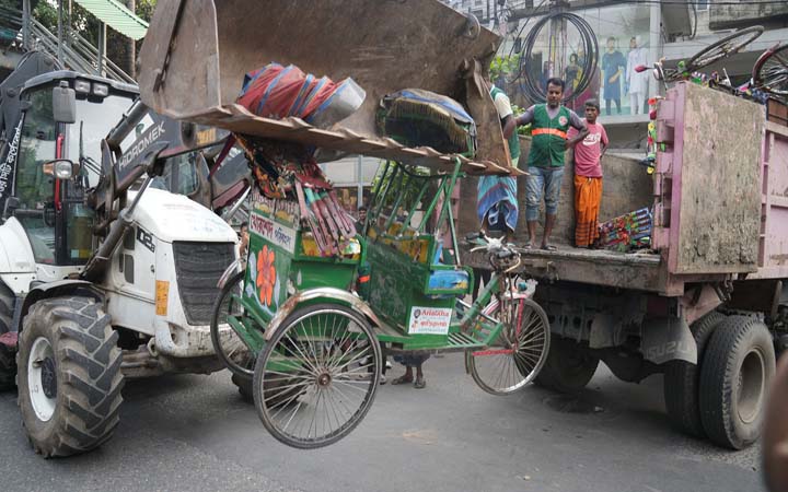 অভিযানে রিকশা ভাঙার ক্ষতিপূরণ দেবেন ডিএনসিসি প্রশাসক