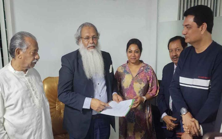 বিএনএমে যোগ দিয়ে মনোনয়ন কিনলেন ডলি সায়ন্তনী
