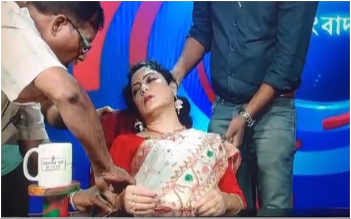 লাইভ খবর পড়ার সময় গরমে জ্ঞান হারালেন সংবাদ পাঠিকা