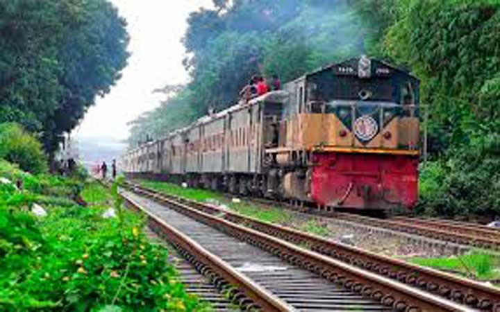 অল্পের জন্য রক্ষা ট্রেন দুর্ঘটনা