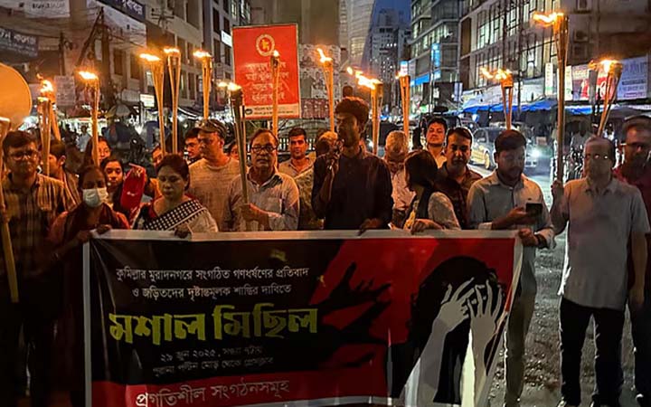 কুমিল্লার মুরাদনগরের ঘটনায় ঢাকা বিশ্ববিদ্যালয়ে মশালমিছিল