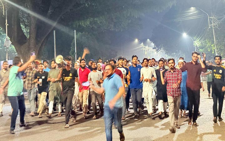 রাজু ভাস্কর্যে ইসকনবিরোধী সমাবেশ, নিষিদ্ধের দাবি ঢাবি শিক্ষার্থীদের