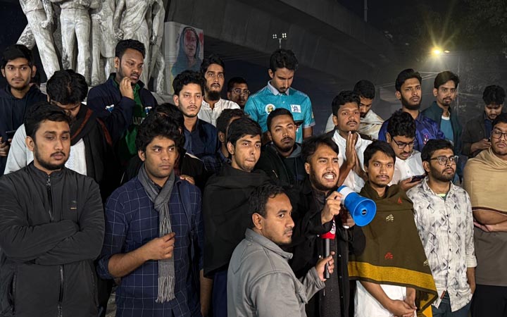 ঢাবি ক্যাম্পাসে চাঁদাবাজির প্রতিবাদে মধ্যরাতে বিক্ষোভ