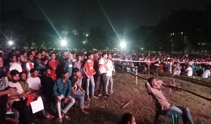 ঢাবিতে দুই জায়ান্ট স্ক্রিনের সামনে হাজারো দর্শক