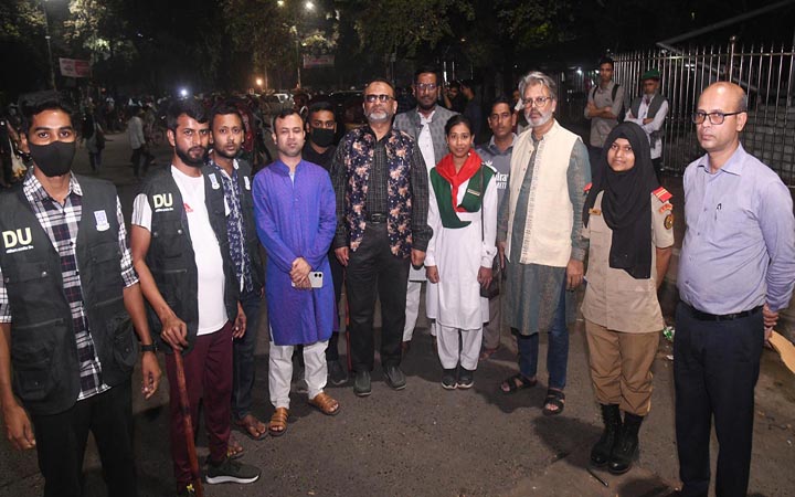 ঢাবিতে ট্রাফিক নিয়ন্ত্রণ দলের কার্যক্রম পরিদর্শন উপাচার্যের