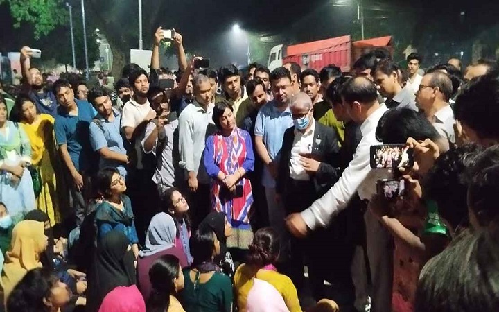 উপাচার্যের আশ্বাসে হলে ফিরলেন ঢাবি ছাত্রীরা