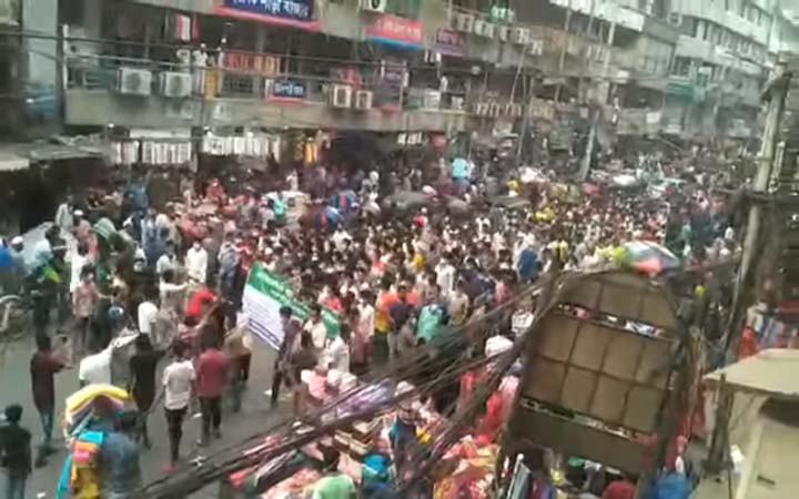 নিউমার্কেটে ব্যবসায়ীদের লকডাউনবিরোধী বিক্ষোভ