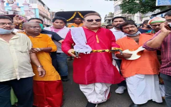 পশ্চিমবঙ্গ : মূল্যবৃদ্ধির প্রতিবাদে রিকশা চালাচ্ছেন মদন মিত্র