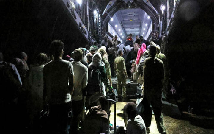 সৌদিতে অবতরণের ৭২ ঘণ্টার মধ্যে দেশে ফিরবেন সুদানে আটকা পড়া বাংলাদেশীরা