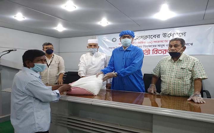 পাবনা প্রেসক্লাবের উদ্যোগে খাদ্য সামগ্রী প্রদান অব্যাহত