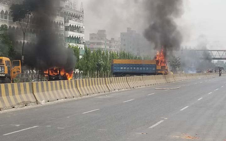 নারায়ণগঞ্জে ৪টি গাড়িতে আগুন