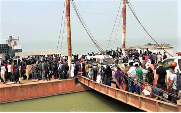 স্বাস্থ্যবিধির বালাই নেই, আরিচা-কাজিরহাট নৌপথে ফেরিতে উঠতে প্রতিযোগিতা