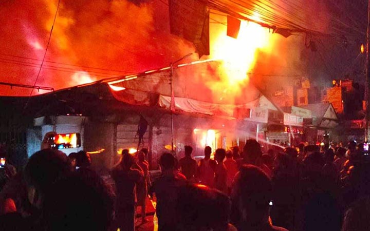 সাড়ে ৪ ঘণ্টায়ও নিয়ন্ত্রণে আসেনি কৃষি মার্কেটে ভয়াবহ আগুন
