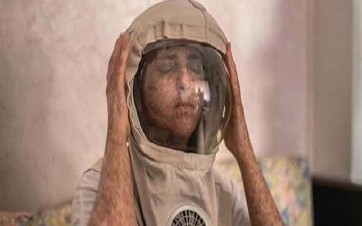 ২০ বছর ধরে পড়ে থাকেন হেলমেট