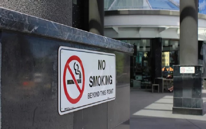 জনসম্মুখে ধূমপান নিষিদ্ধ করলো ফ্রান্স