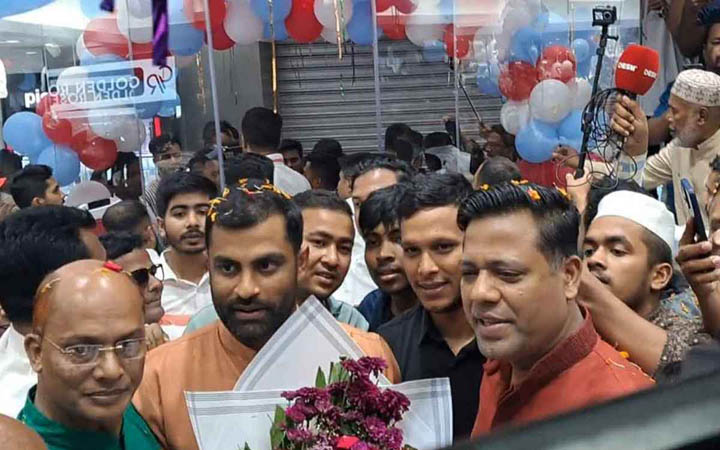 ফেনীতে টপটেন মার্ট উদ্বোধন করলেন তামিম