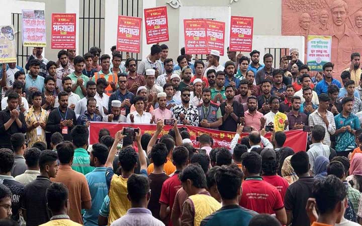 ফেনীতে টেকসই বাঁধ নির্মাণসহ ৮ দফা দাবিতে পদযাত্রা