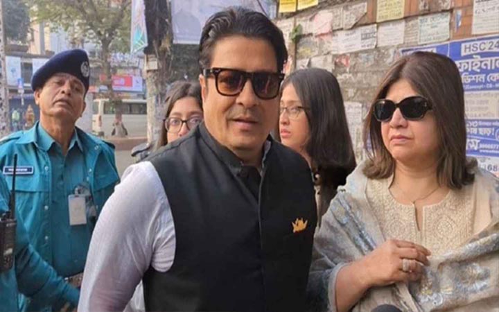 ভোট দিলেন চিত্রনায়ক ফেরদৌস