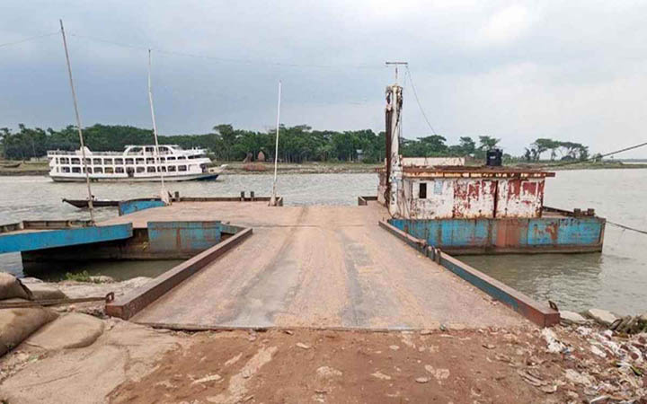 শরীয়তপুর-চাঁদপুর নৌরুটে ফেরি চলাচল বন্ধ