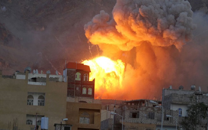 ইয়েমেনে হাউছিদের বিরুদ্ধে সৌদি জোটের বিমান হামলা