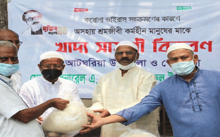 পাবনায় খাদ্য সামগ্রী বিতরণ করলেন ডিজিএফআইয়ের অবসরপ্রাপ্ত ডিজি