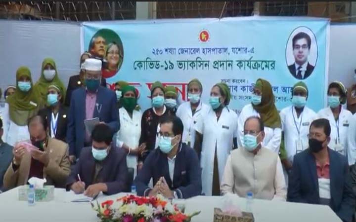 যশোরে প্রথম টিকা নিলেন এমপি কাজী নাবিল