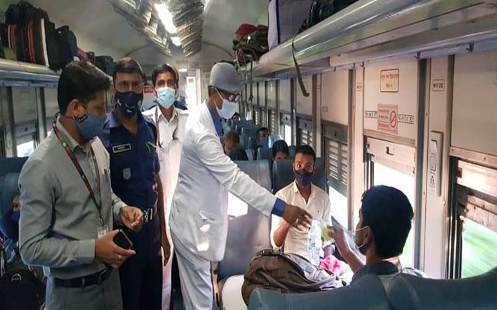 টিকিট না থাকায় ৬,৬৫৫ যাত্রীর কাছ থেকে ১৮ লক্ষাধিক টাকা জরিমানা আদায় করল রেলওয়ে