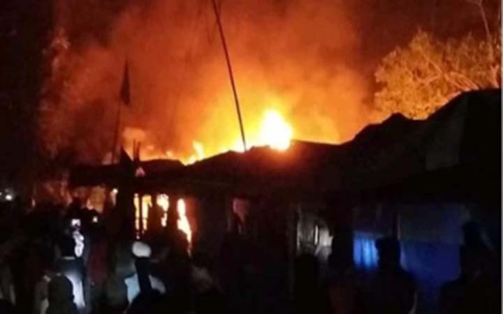 রোহিঙ্গা ক্যাম্পে ভয়াভয আগুন