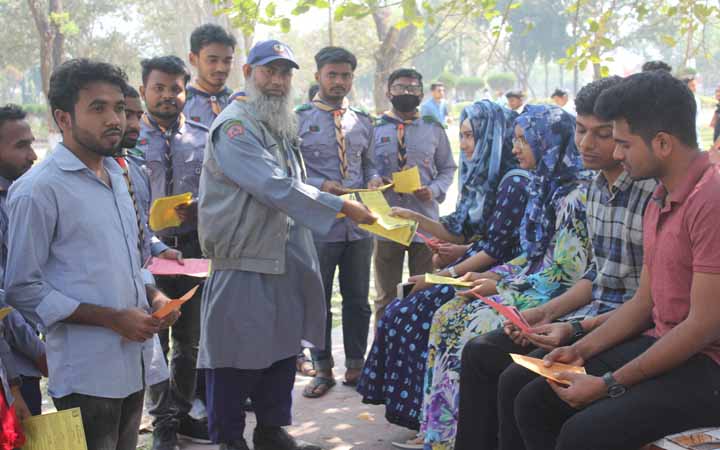 করোনা সচেতনতায় ইবিতে লিফলেট বিতরণ