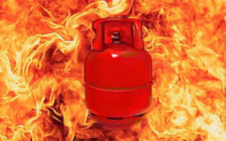 পাবনায় গ্যাসসিলিন্ডার বিস্ফোরণে দগ্ধ পিতা-পুত্রেরমৃত্যু