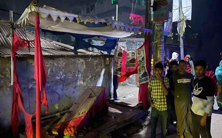 নওগাঁয় নৌকা প্রার্থীর নির্বাচনী ক্যাম্পে আগুন