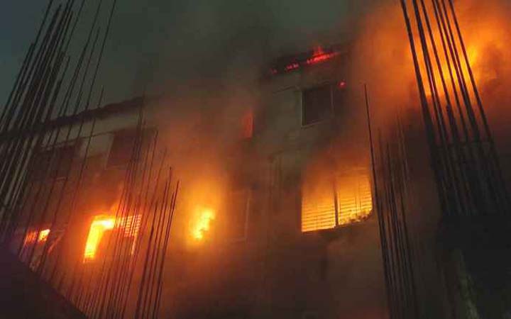 ডেমরায় আগুনের তীব্রতা বেড়েছে, নিয়ন্ত্রণে ১০ ইউনিট