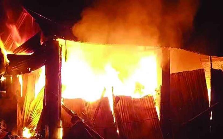 চাঁপাইনবাবগঞ্জে আগুনে পুড়ল ৯ দোকান