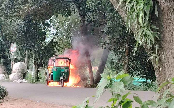 কসবায় চলন্ত অটোরিকশায় আগুন