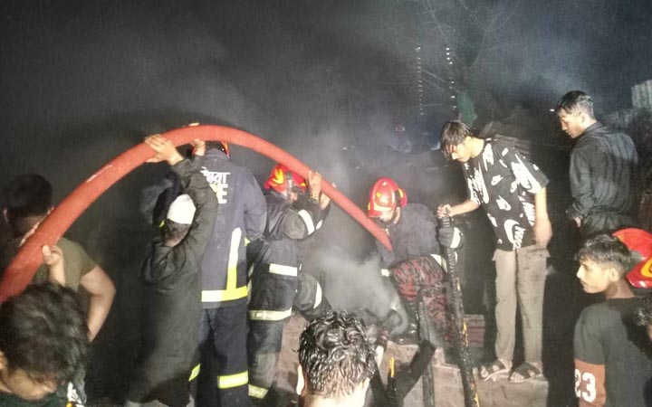 দেড় ঘণ্টা পর মহাখালীর সাততলা বস্তির আগুন নিয়ন্ত্রণে