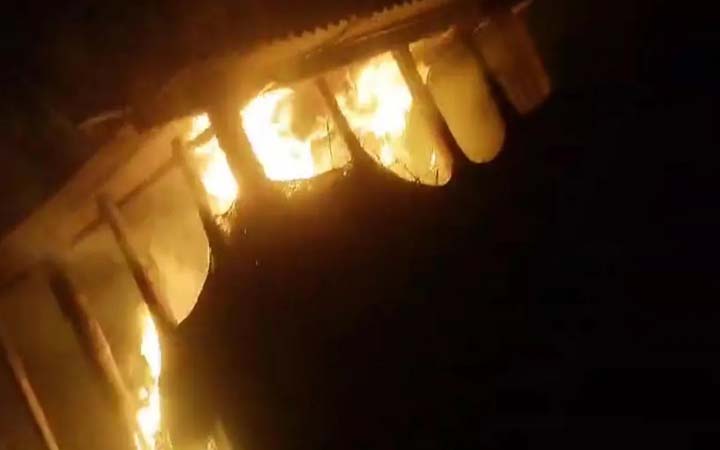 ঢাবি ছাত্রশক্তি নেতা সাইফুল্লাহ’র গ্রামের বাড়িতে আগুন