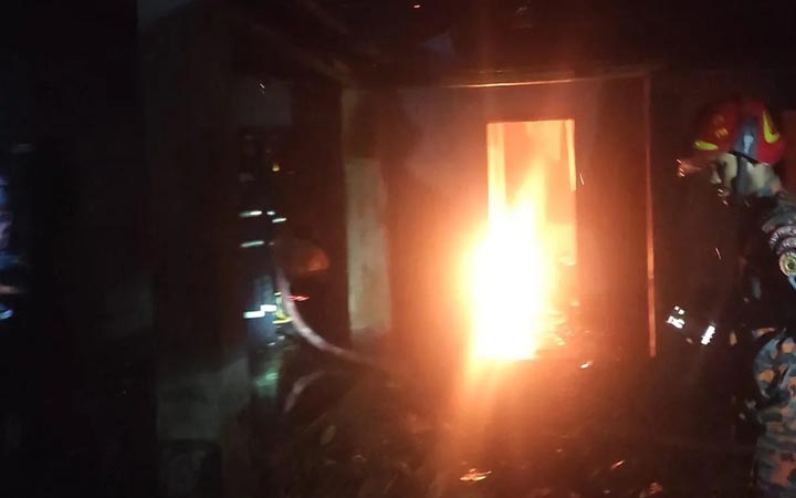 খাগড়াছড়িতে আগুনে বিদ্যালয়ের টিনসেট ভবন পুড়ে ছাই