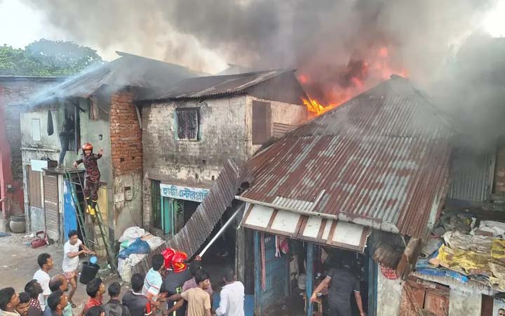 বরিশালে আগুনে ৫টি ঘর পুড়ে ছাই, প্রায় ৭ লাখ টাকার ক্ষতি