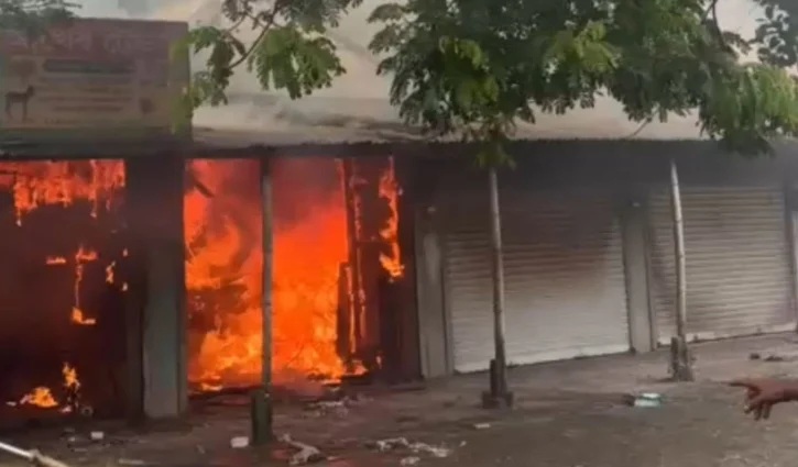 গোপালগঞ্জে অগ্নিকাণ্ডে ৭ দোকান পুড়ে ছাই