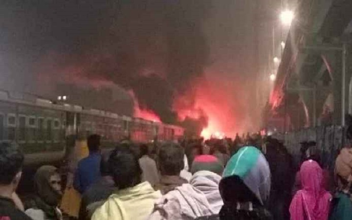 রাজধানীতে চলন্ত ট্রেনে আগুন, নিহত ৪