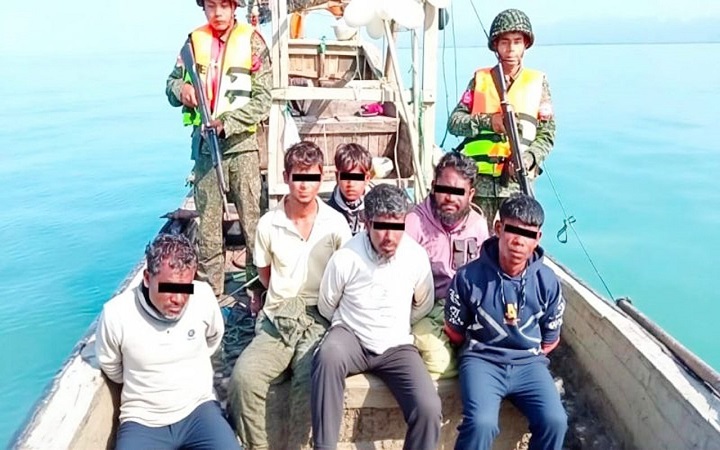 মাছ ধরতে গিয়ে ফের আরকান আর্মির কবলে ১৩ মৎসজীবী