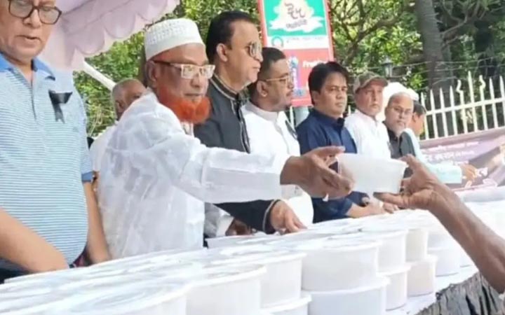 জিয়াউর রহমানের শাহাদাতবার্ষিকীতে হাইকোর্টের সামনে খাবার বিতরণ