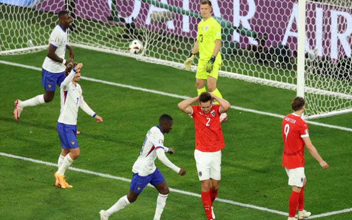এমবাপ্পের ব্যর্থতার রাতে আত্মঘাতী গোলে ফরাসিদের হাসি