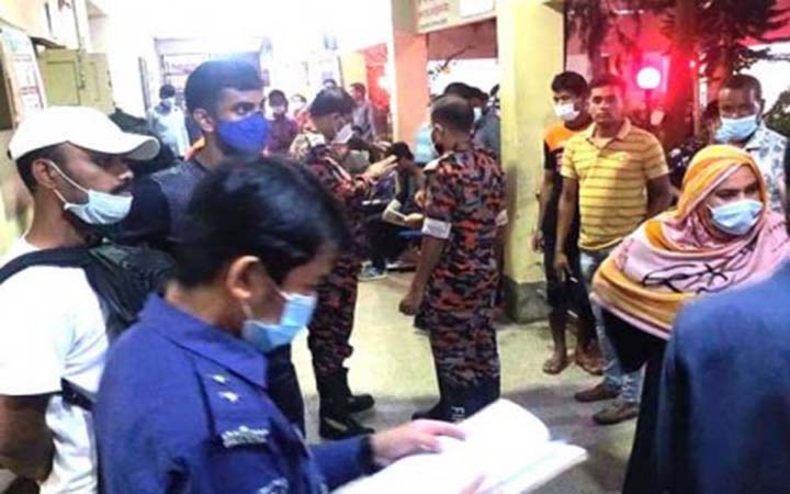 বাস বৈদ্যুতিক পিলার ও পাহাড়ের আটকে প্রাণে বাঁচলো ৩০ বিশ্ববিদ্যালয় শিক্ষার্থী