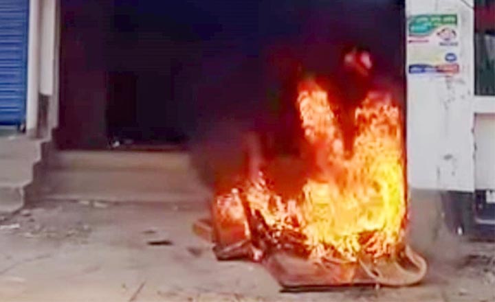 গাইবান্ধায় আ’লীগ কার্যালয়ে ভাঙচুর-আগুন