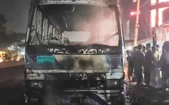 গাজীপুরে ২ গাড়িসহ রেললাইনে আগুন