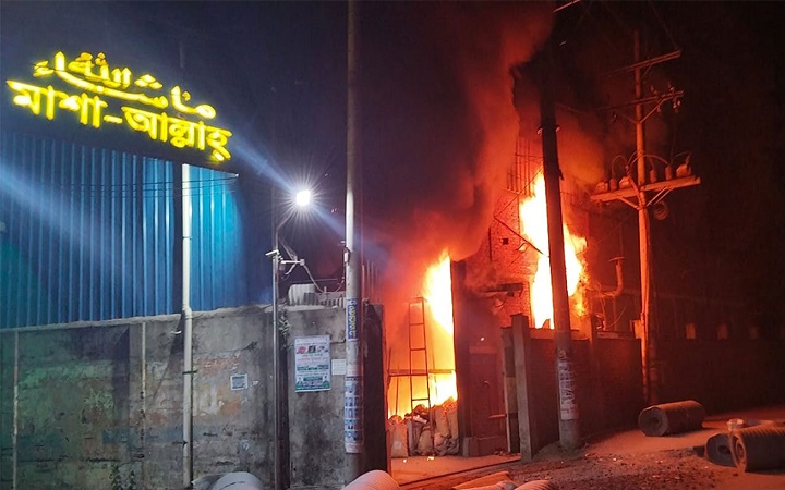 গাজীপুরে কারখানায় আগুন, ১০টি ইউনিটের দেড় ঘণ্টার চেষ্টায় নিয়ন্ত্রণে
