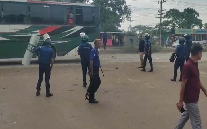 গাজীপুরে শ্রমিকদের বিক্ষোভে টিয়ারগ্যাস, সাউন্ড গ্রেনেড নিক্ষেপ