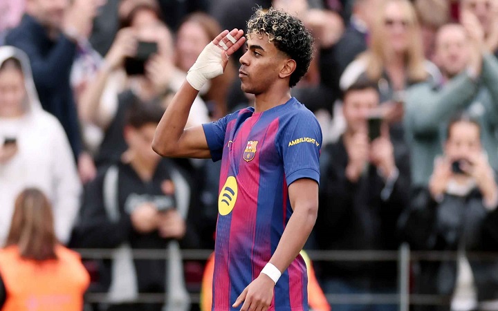 ক্যারিয়ারের প্রথম হ্যাটট্রিক-বল মাকে উপহার দিয়েছেন ইয়ামাল