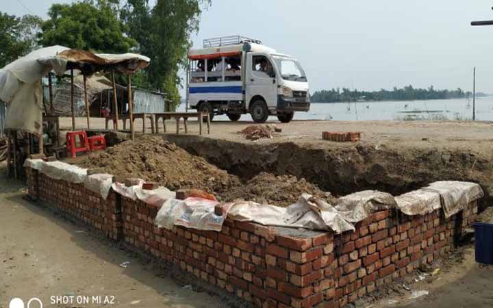 ভাংগুড়ায় রাস্তা  দখল করে দোকান নির্মাণের চেষ্টা